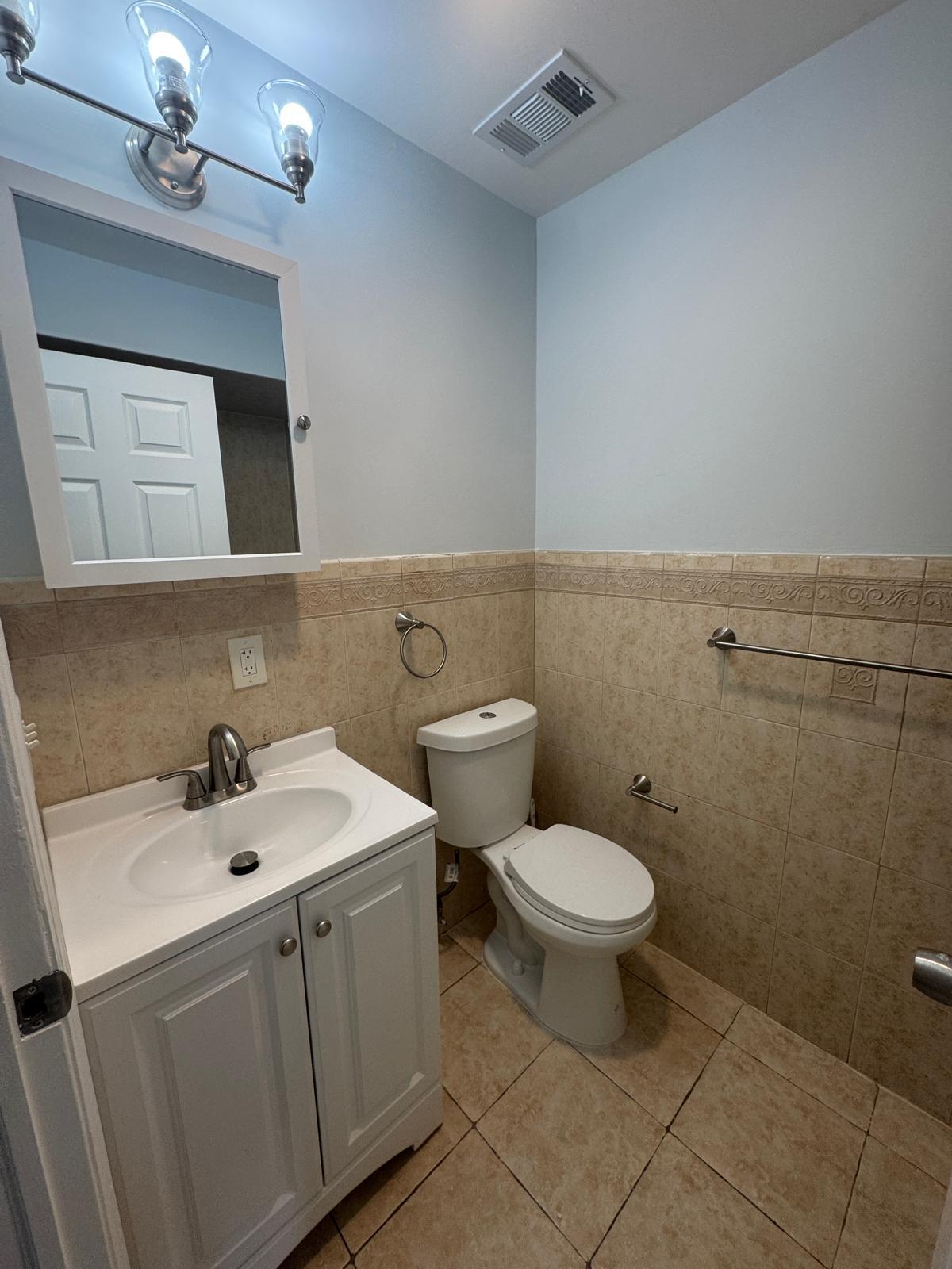 Building Photo - 1057 Bond St