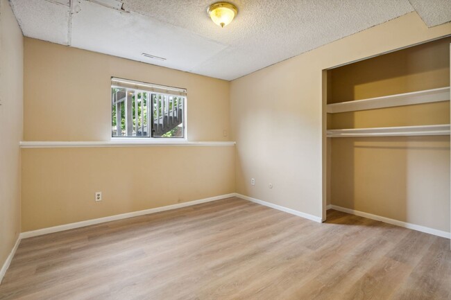 Building Photo - STUDENTS WELCOME! 5 Bedroom 3 Bathroom Bi-...