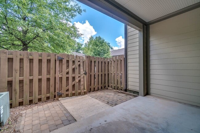 Building Photo - FANTASTIC LOCATION!! 2BR/2.5BA Townhouse in Historic Waverly area!