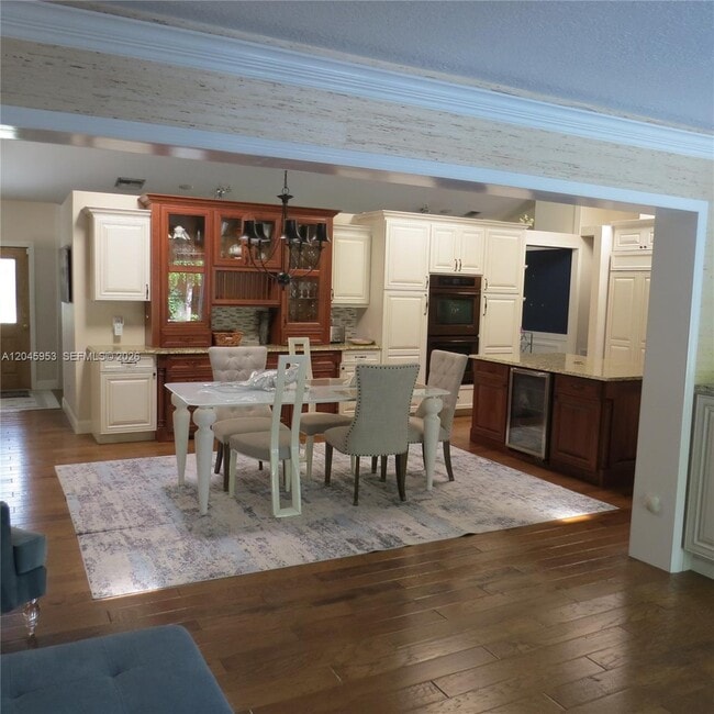 Building Photo - 542 N Cypress Dr