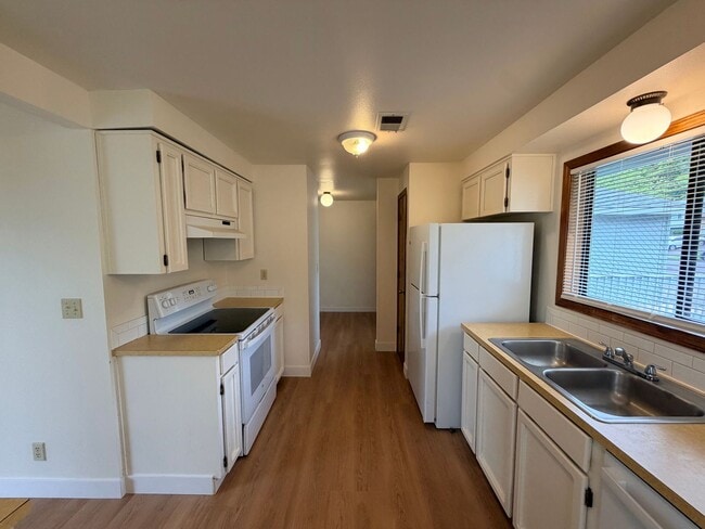Building Photo - Brand New Flooring and Paint Upper Level Duplex
