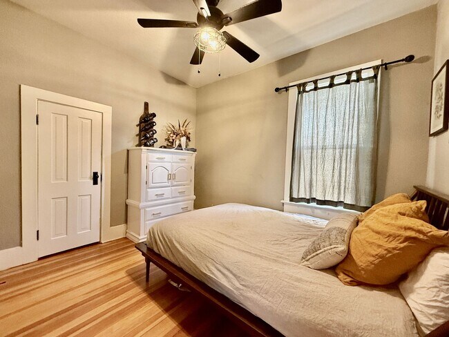 Building Photo - Charming 3-Bedroom Home in the Heart of Co...