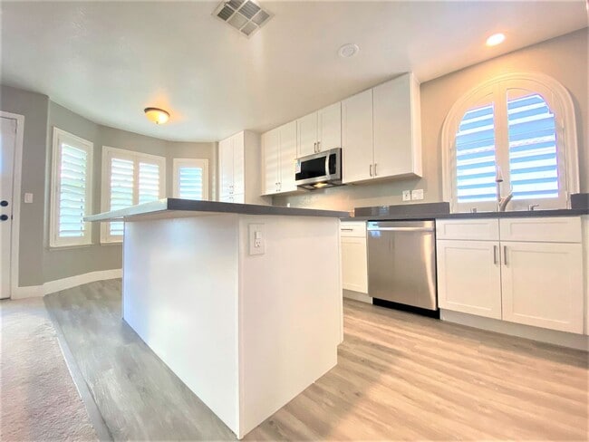 Building Photo - 8013 Coral Point Ave