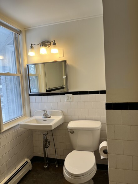 Building Photo - 114 Buell St