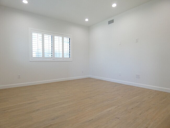 Building Photo - 5346 Lexington Ave