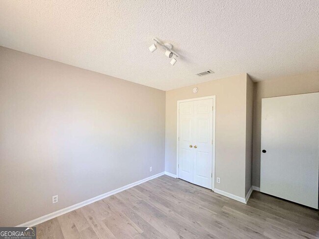Building Photo - 142 Woodvalley Ct