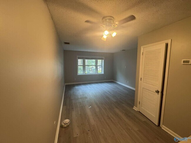 Building Photo - 2071 Woodlawn Dr SW