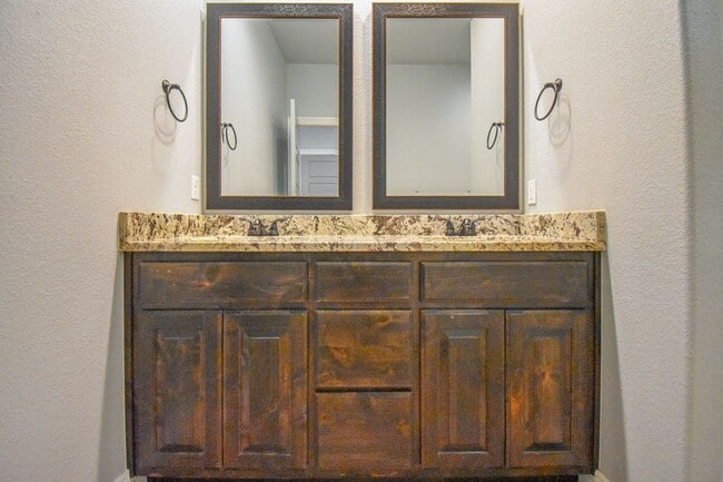 Building Photo - Stunning 4 bedroom, 2.5 bathroom home in Fayetteville!