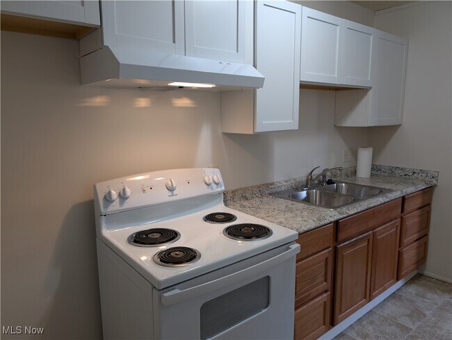 Building Photo - 595 Dayton St