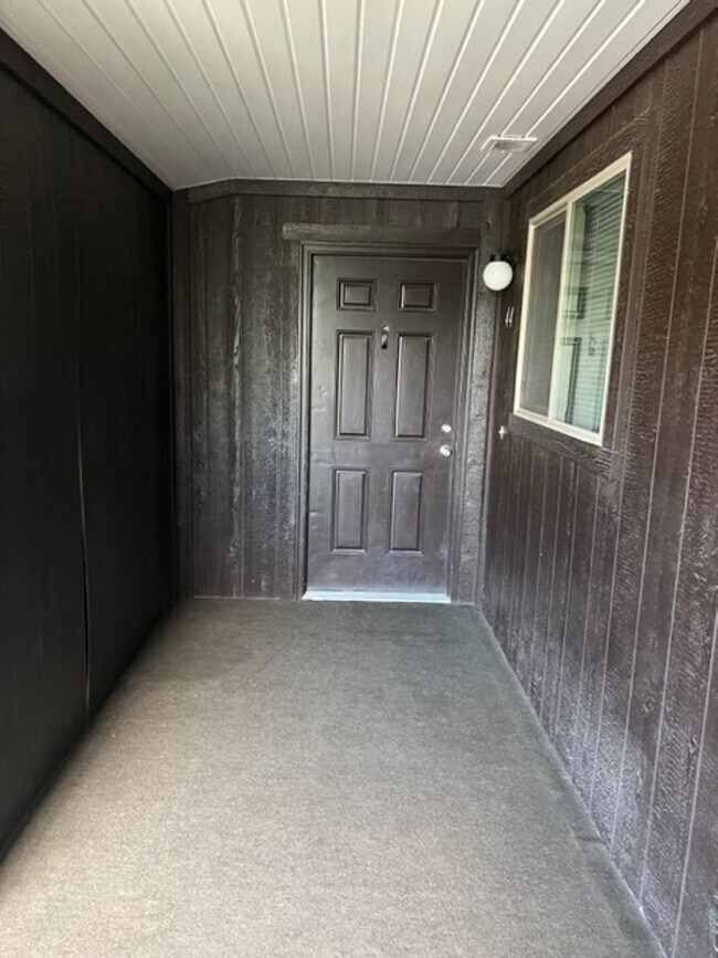 Building Photo - Beautiful condo with carport.
