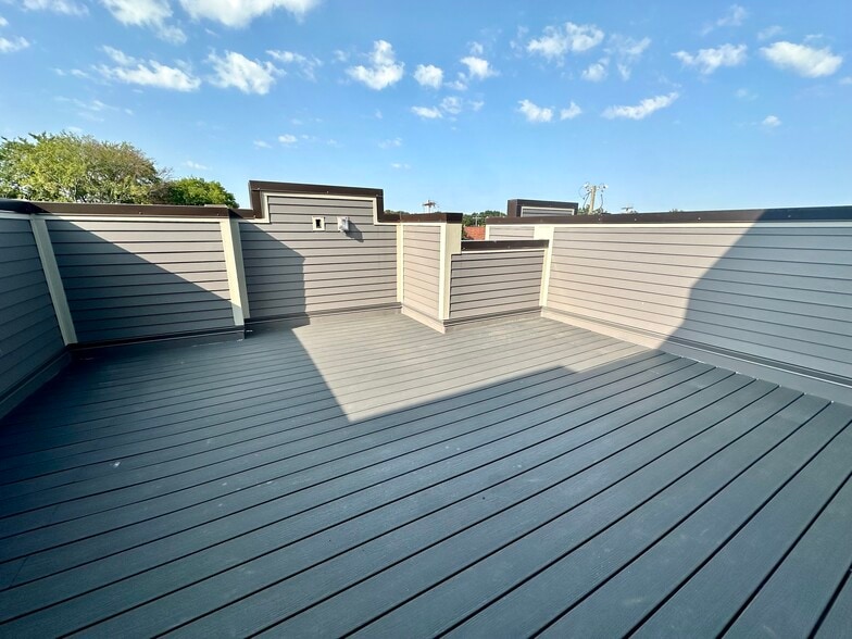 Rooftop Patio - 16 Walnut St NE