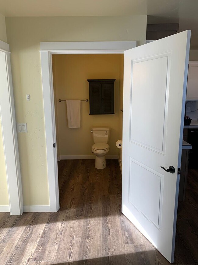 Building Photo - BEAUTIFUL SISTERS GROUND LEVEL APARTMENT, CLOSE TO DOWNTOWN!