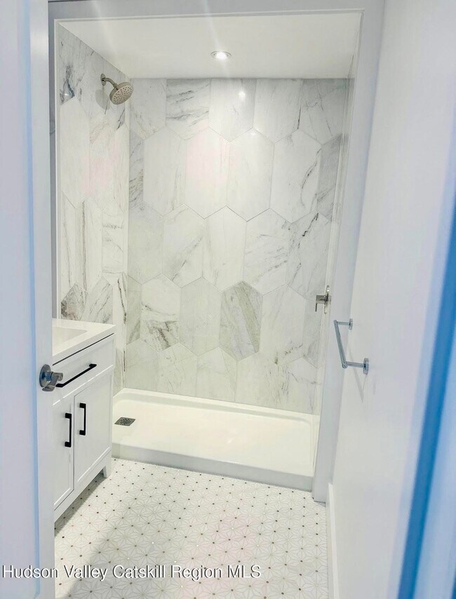 Building Photo - 412 Main St