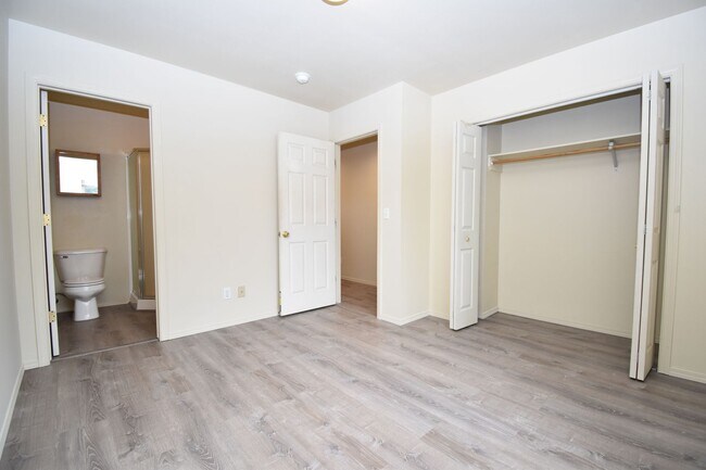 Building Photo - Beautiful 4 bedroom, 3 bathroom unit with attached garage!