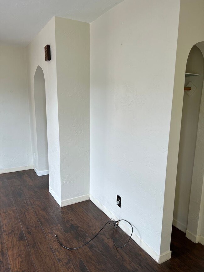 Building Photo - 310 SE 6th St