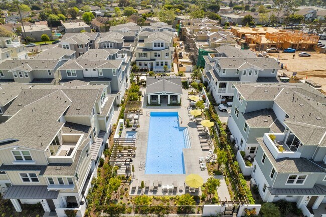 Building Photo - Stylish Tri-Level Townhome in Prime Newpor...