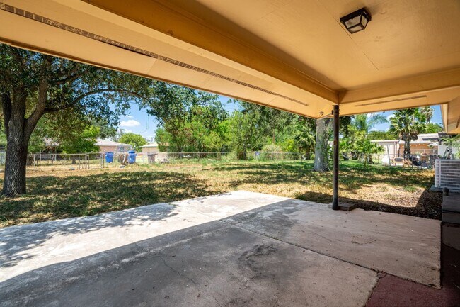 Building Photo - 612 La Vista Ave