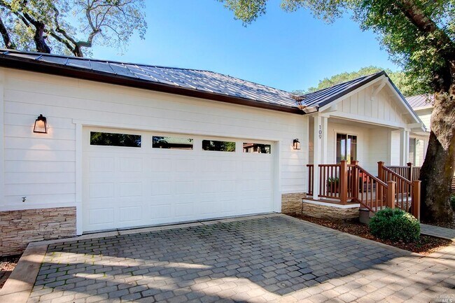 Building Photo - 109 Dahlia St