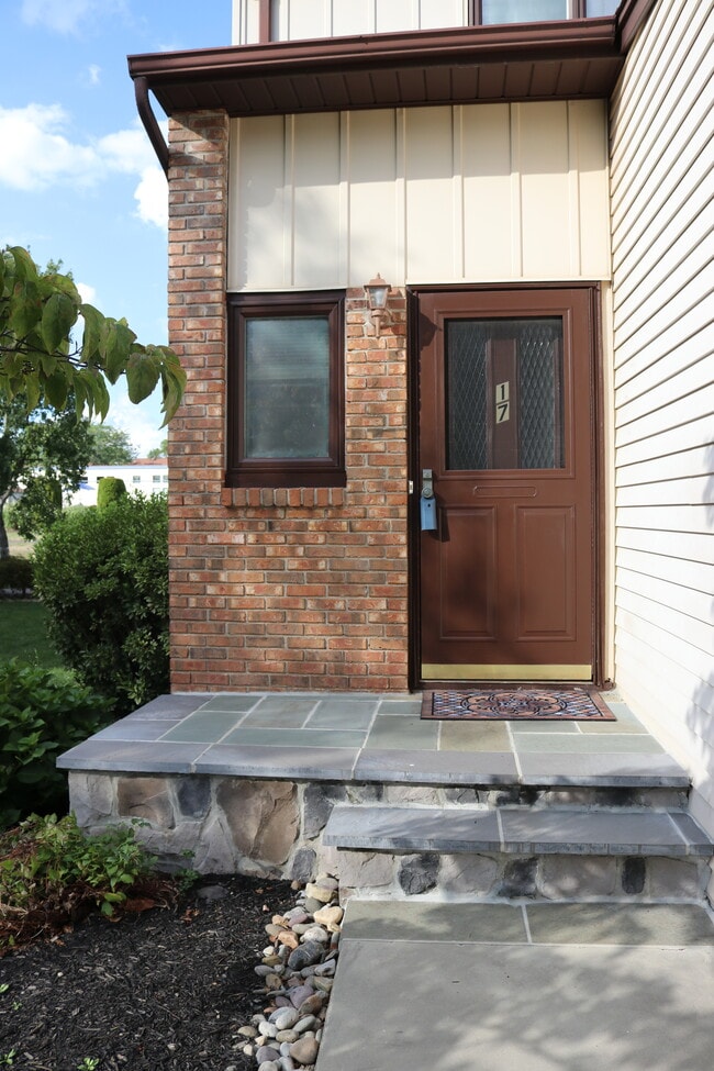 Building Photo - 17 Saxonney Cir