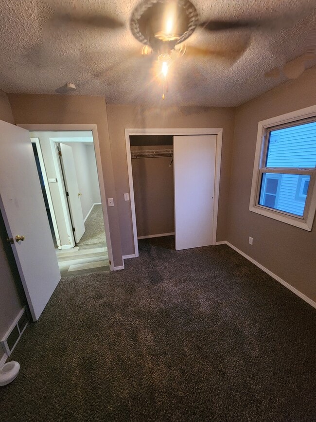 Building Photo - 1625 N Algona St