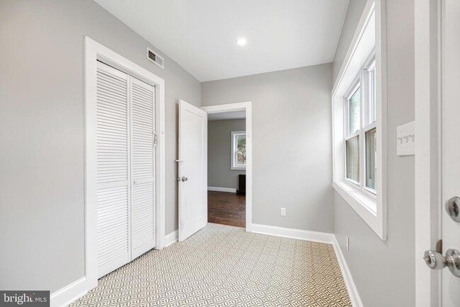 Building Photo - 5123 Crittenden St