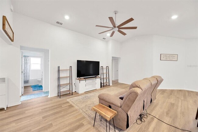 Building Photo - 1072 Aruba Ave