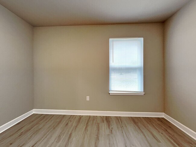 Building Photo - Coming Soon! 3 BR/2BA | Newly Renovated Single Family Home | 1-Car Garage Parking | In Blue Springs!