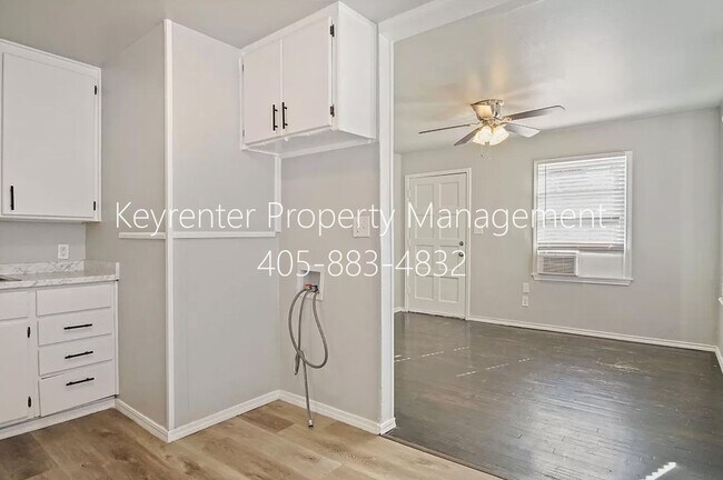 Building Photo - 3937 SW 27th Pl