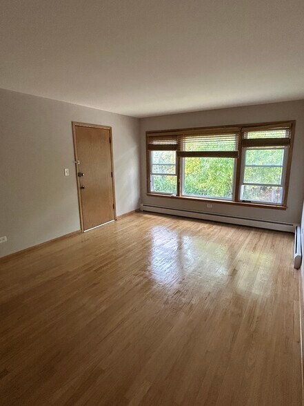 Living Room - 5714 N Lowell Ave