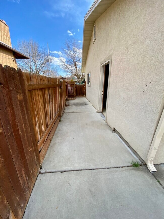 Building Photo - 859 E 2730 N