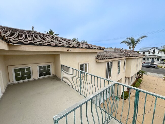 Building Photo - 3 Primary Suite Home 1 Block From the Beach