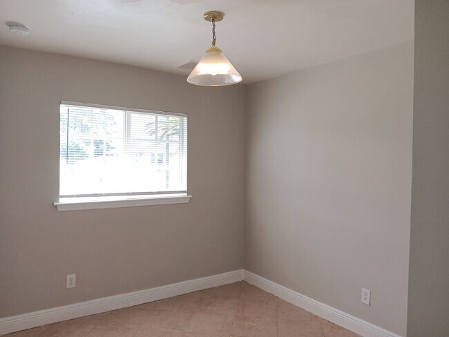 Building Photo - 3 Bedroom 2 Bath Duplex