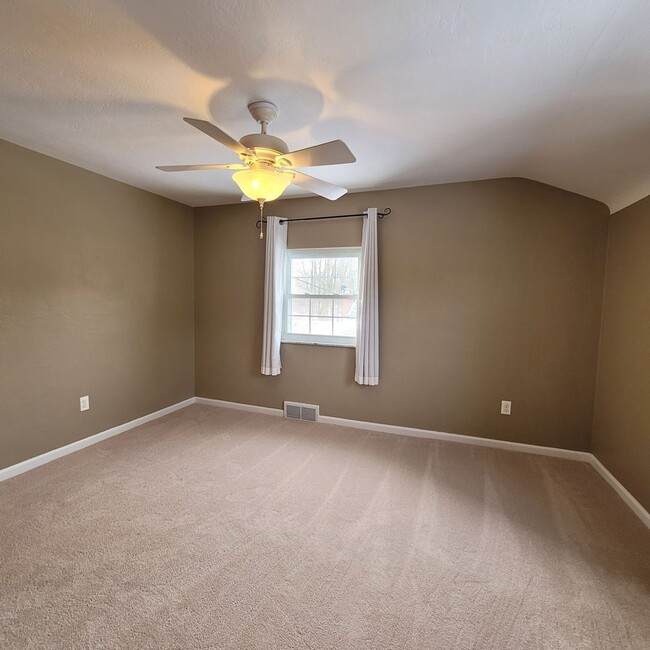 Building Photo - Upper St. Clair 4 Bedroom Home - In ground...