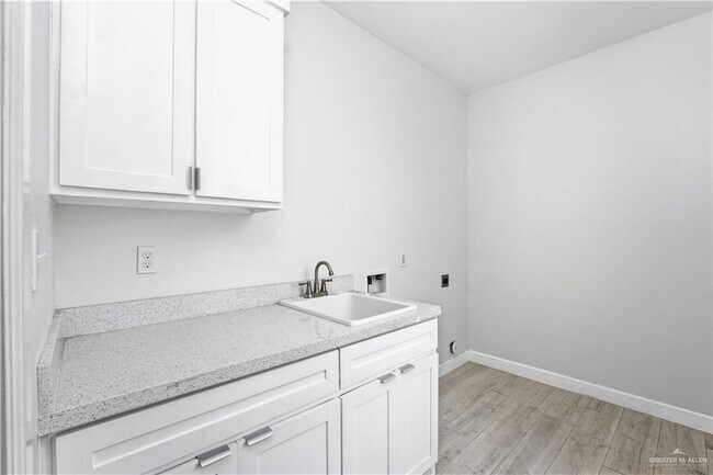 Building Photo - 17 Esperanza St