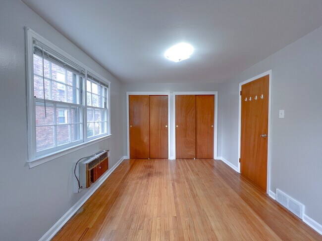 Building Photo - 600 Walnut Ln