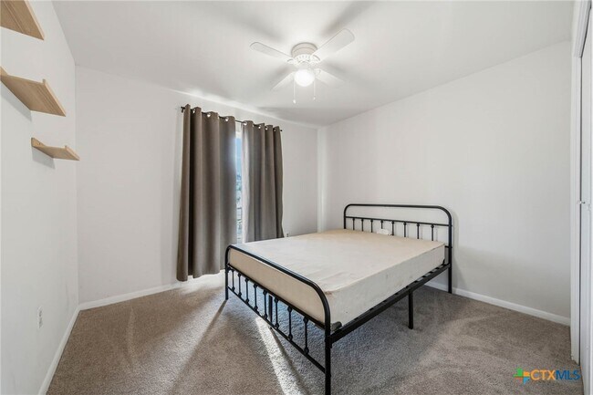 Building Photo - 610 Creek St