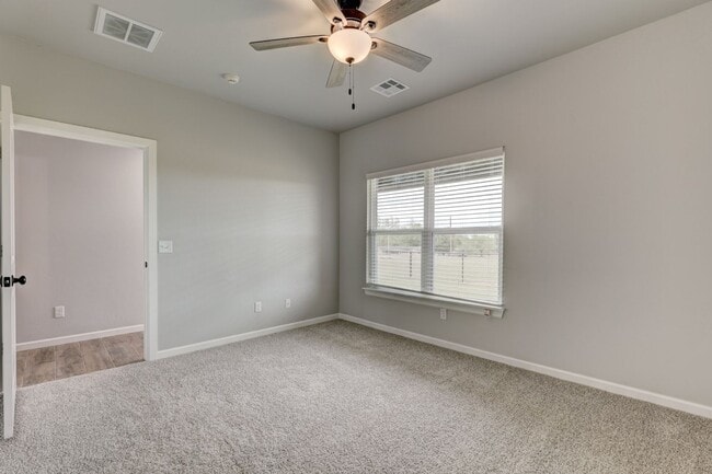 Building Photo - 710 League Cir