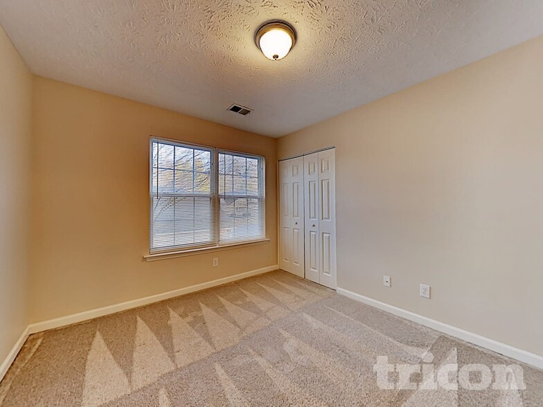 Building Photo - 102 W Oaks Pl