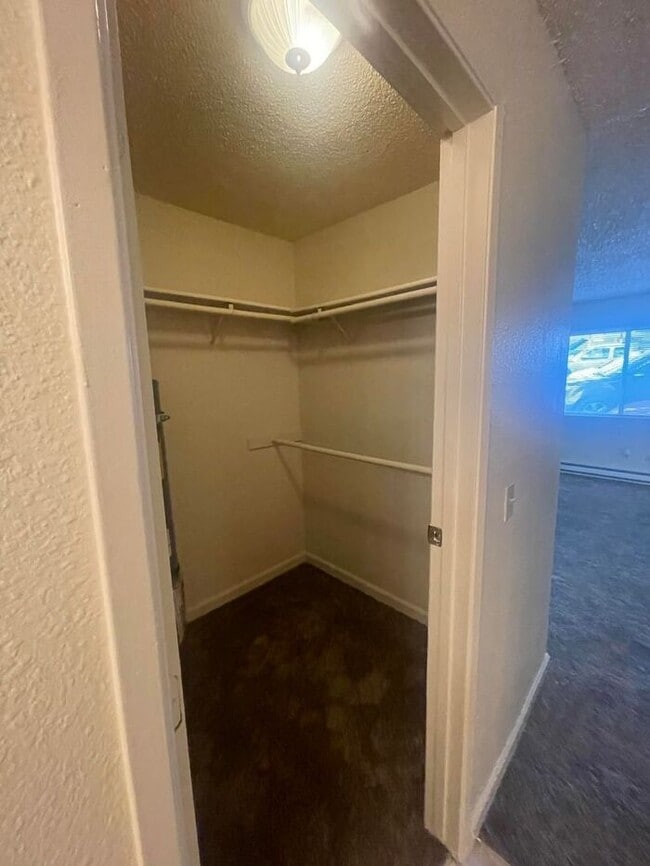 Building Photo - AVAILABLE NOW! 2 bed / 2 Bath near UNR!