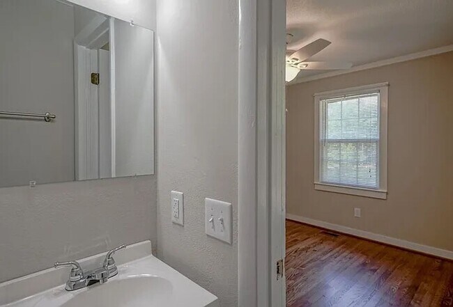 Building Photo - Charming 3BD, 1.5BA Garner Home Near White Oak Crossing