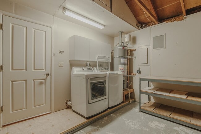 Building Photo - 2 Bedroom 1.75 Bathroom Townhome in Federal Way WA