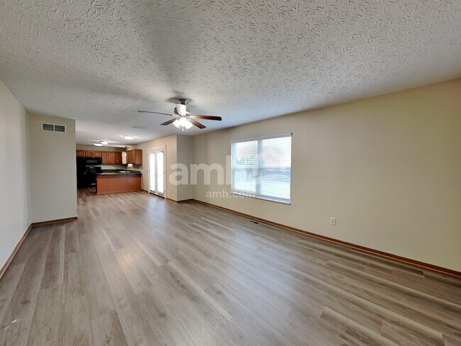 Building Photo - 3725 Lake Mead Dr