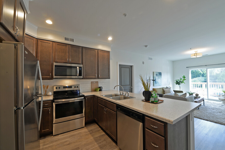 Kitchen - 1001 Russell Blvd