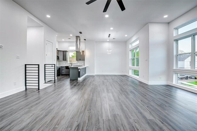 Building Photo - 1913 Hoskins Dr