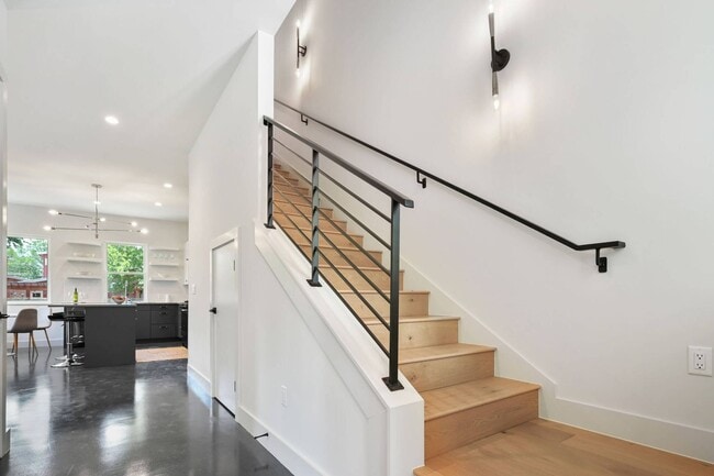 Building Photo - Premium Central Austin New Construction