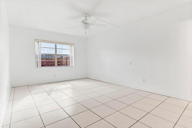Building Photo - 345 W Laurel Dr