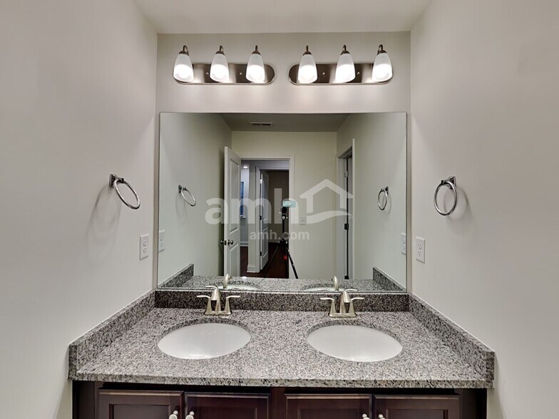 Building Photo - 513 Slew Dr