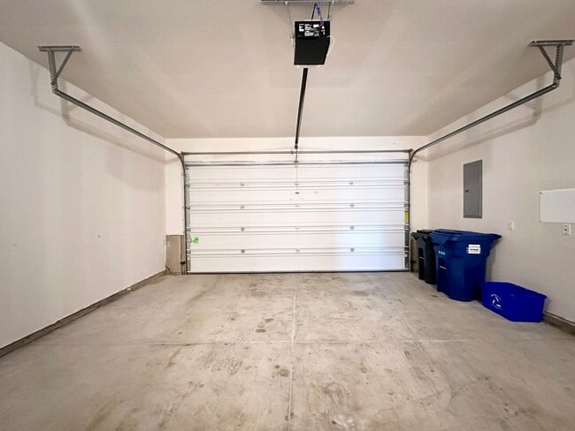 Building Photo - Modern 3 Bed/2.5 Bath with Double Car Garage Townhome in Sandy, OR!