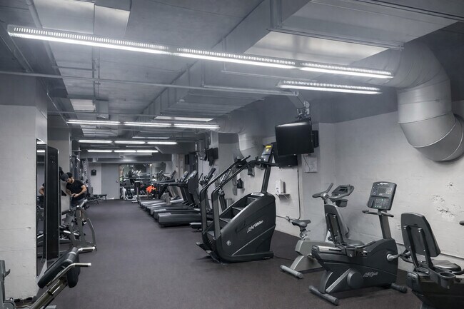 Building Photo - 565 W Quincy St