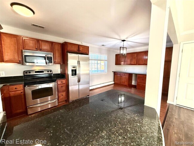 Building Photo - 2445 Torquay Ave